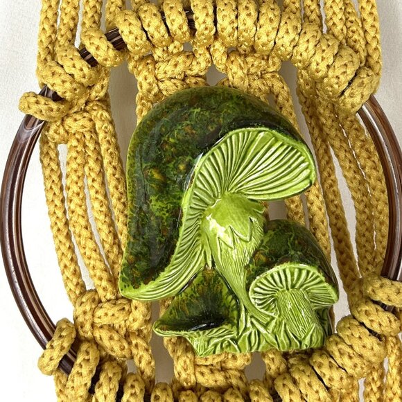 Vintage Macramé w Duncan Ceramics Mushrooms 1975 Towel Hanger - Picture 2 of 5